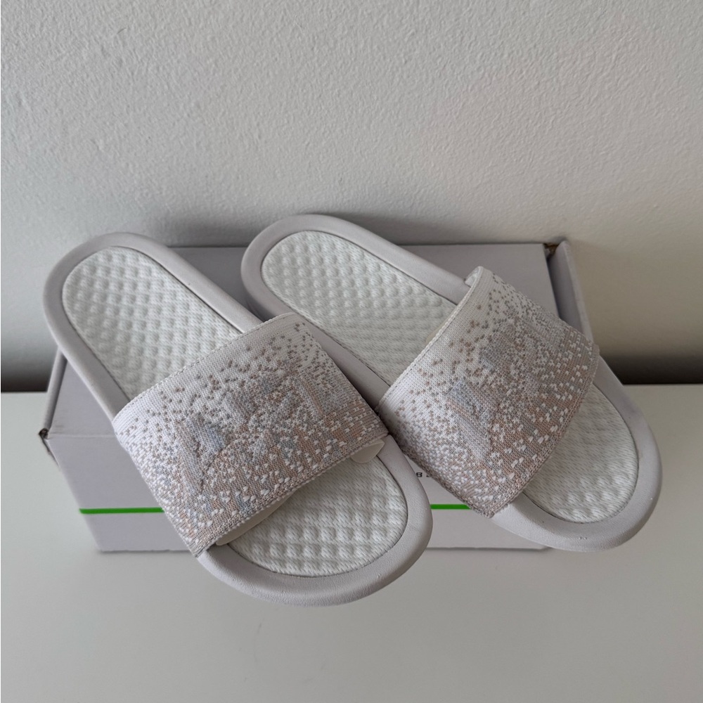 💲 SALE 💲APL Women's Techloom Slide in White and Pastel Ombre Size 5